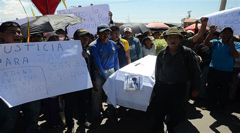 javier canchi|En medio de llanto y dolor, despiden restos de joven que murió .